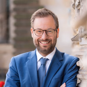Dr. Anjes Tjarks