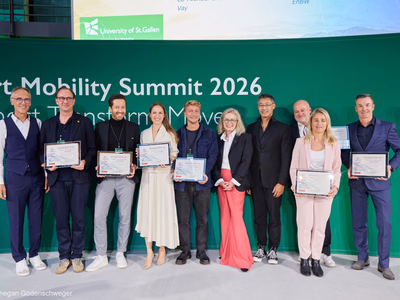 Die ausgezeichneten Mobility Trailblazers 2026 stehen mit ihren Urkunden auf der Bühne des Smart Mobility Summit.
