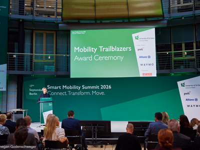 Blick in den Saal: Ein Redner am Pult, auf der Leinwand steht „Mobility Trailblazers Award Ceremony“.